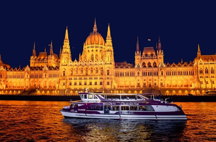 Klidný úsek Vltavy pod Vyšehradskou skalou, tichá voda a zelené břehy