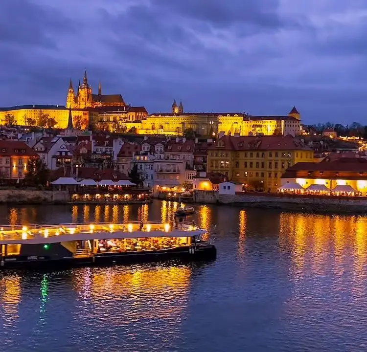Večerní plavba historickou Prahou pod osvětleným Karlovým mostem