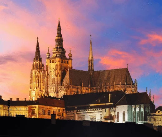 Večeře na palubě, svíčky a výhled na Pražský hrad v šeru